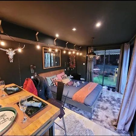 La Enchanteresse بيت خشبي